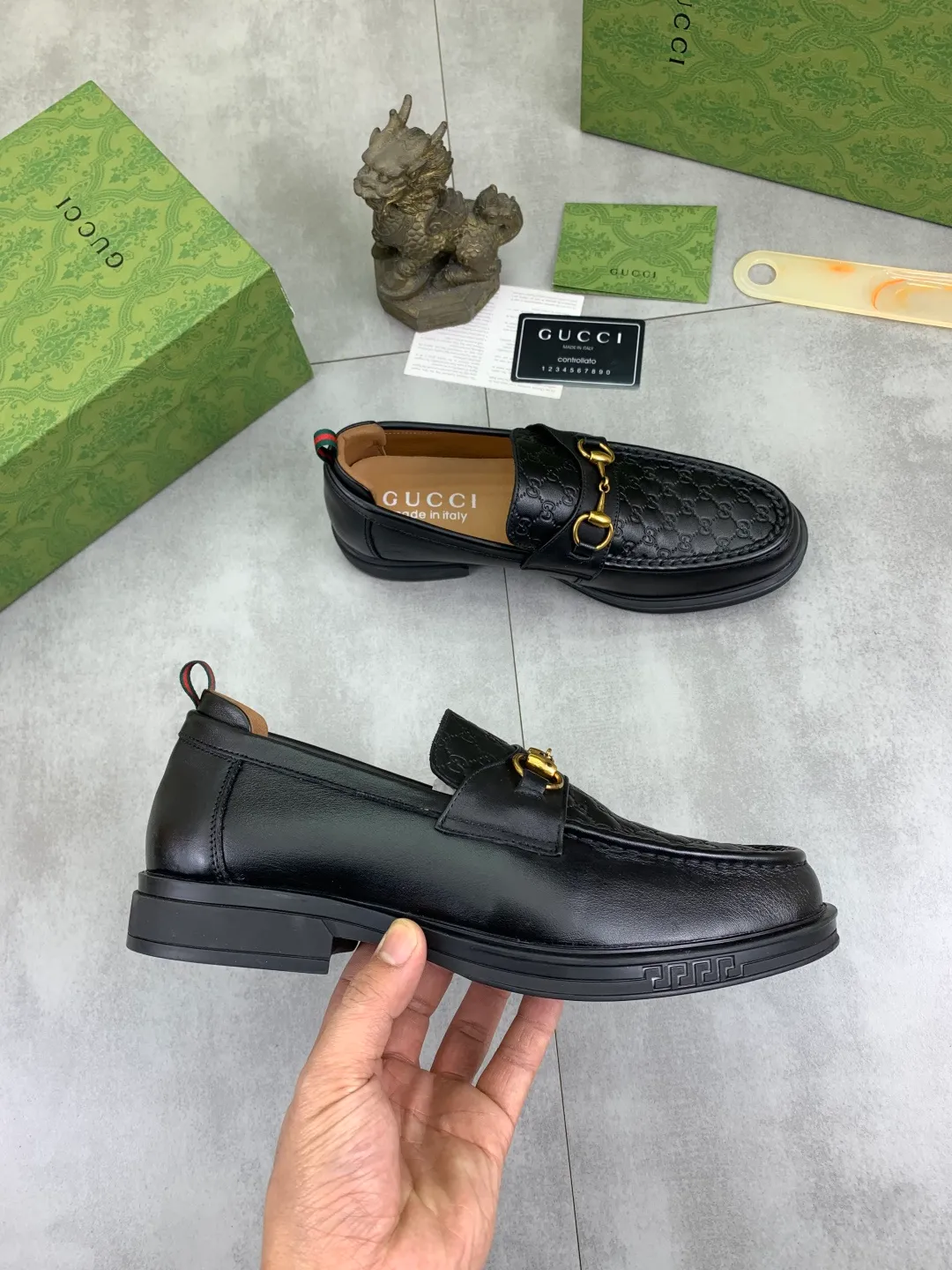 Men's shoes💰P500💰【New model, soft and comfortable Gucci classic business leather shoes hot selection (Gucci) official website latest Gucci 🎁 business leather shoes, hot style 💥 simple and elegant style, exclusive for trendy men. Unique official website latest brand original double G embossed element 👑Gucci Original decoration, fashionable and generous, made of original calfskin ✅ fully imported first-layer pigskin lining, official website designated wear-resistant, rubber business outsole, real-life photos of classic models at the counter 🎬38-44 (customized for 45) 3⃣️ colors available